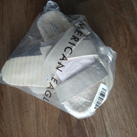 American Eagle Fuzzy Sandals - Picture 4 of 4